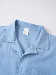 Vista de detalle de una camisa retro de lino para hombre que muestra cuello y etiqueta