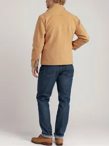 Vista trasera detallada de una chaqueta casual para hombre en color caqui muy liso