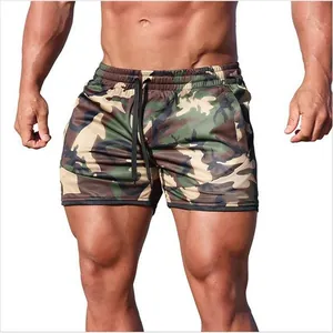 Gros plan d'un short de fitness camouflage pour homme avec taille à cordon sur mannequin