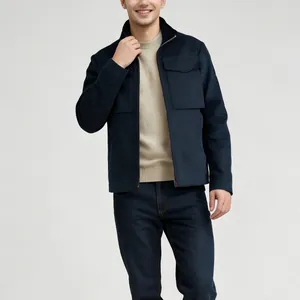 Vista detallada de una chaqueta casual azul marino para hombre con bolsillos grandes.