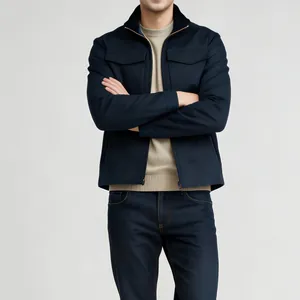 Vista detallada de una chaqueta casual azul marino para hombre con cuello de solapa