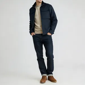 Chaqueta utilitaria azul marino para hombre con bolsillos funcionales y cuello alto moderno