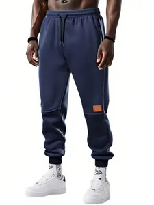 Vista detallada de los joggers de felpa azul marino para hombre con cordón ajuste