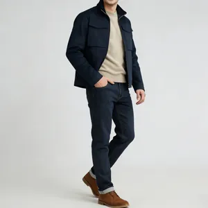 Vista de cuerpo completo de un hombre con una chaqueta casual azul marino tipo cargo