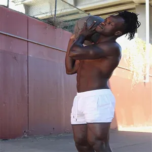 Mannequin athlétique professionnel portant un short blanc en coton et lin à cordon