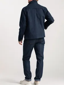 Vista trasera detallada de una chaqueta de trabajo casual azul oscuro para hombre