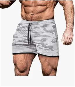 Gros plan d'un short de sport en mesh camouflage gris pour homme avec cordon.
