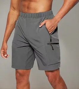 Gedetailleerd overzicht van grijze heren cargo shorts met functionele ritszakken
