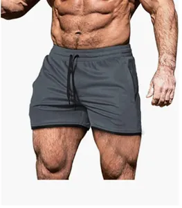 Détail de ce short de sport gris respirant doté d'une taille élastique à cordon