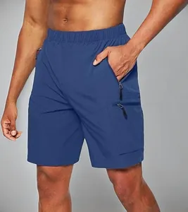 Detail van de blauwe cargoshort voor heren met verschillende functionele zakken met rits