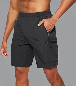 Detail van zwarte heren cargo short met ritszakken en een elastische tailleband