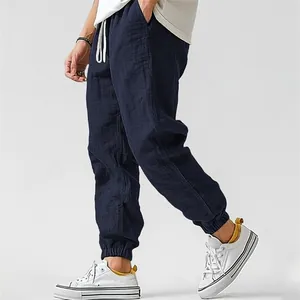 Detail einer marineblauen Baumwoll-Leinen-Jogginghose mit elastischem Kordelzugbund