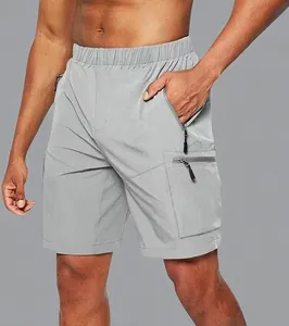 Detail van heren cargoshort met meerdere ritszakken en elastische tailleband.