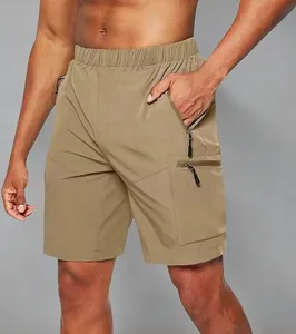 Gedetailleerd overzicht van heren cargo shorts met multi-zakken en rits-accenten