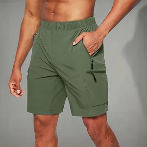 Cargo korte broek voor heren in olijfgroen met meerdere ritszakken voor outdooractiviteiten