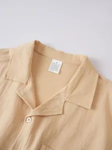 Primer plano del cuello de camisa de lino con textura de tela y etiqueta