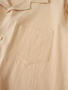 Primer plano macro detallado del bolsillo y la textura del tejido de la camisa de lino beige