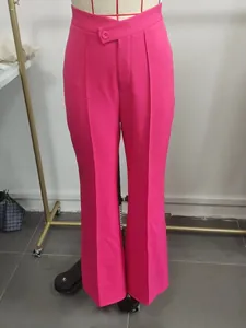 Pantalón de vestir rosa magenta de talle alto exhibido en un maniquí profesional.