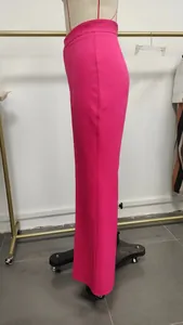Detalle de vista lateral de pantalones fucsia de cintura alta en un maniquí de costura