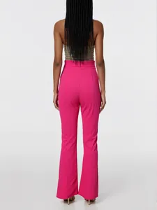 Vista trasera detallada de los pantalones de traje acampanados rosa fucsia de talle alto