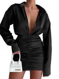 Elegante abito a camicia in raso nero con profondo scollo a V e gonna bodycon arricciata