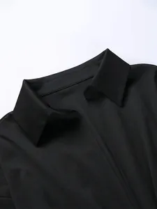Dettaglio ravvicinato dell'elegante colletto nero a bavero di un abito a camicia da donna.