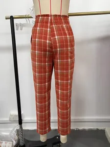 Detaillierte Rückansicht der geraden, lässigen Cropped-Hose mit rotem Karomuster für Damen