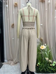 Achteraanzicht van bohemien beige linnen set met haltertop en gesmokte taille broek