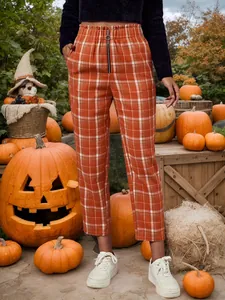 Orangefarbene karierte Halloween-Hose mit rundem Reißverschluss in einer Kürbis-Szenerie