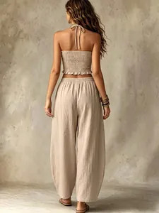 Achteraanzicht van beige linnen boho-set met haltertop en pofbroek