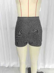 Détail d'un short argenté scintillant à taille haute montrant la coupe sur mannequin.