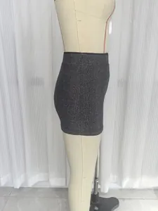 Détail de profil d'un short pailleté argenté taille haute extensible pour soirée femme