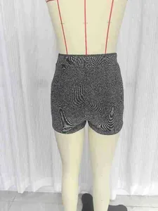 Vue détaillée d'un short pailleté argenté extensible à taille haute pour femme sur un mannequin