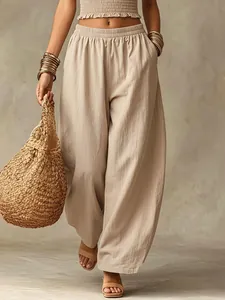 Gedetailleerde weergave van de boheemse linnen crop top en losse harembroek set