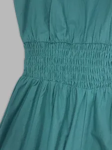 Primo piano del dettaglio smock in vita di una tuta intera senza maniche da donna.