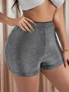 Gros plan sur un short court argenté scintillant à taille haute et texture