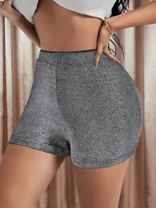 Vue détaillée du mini short pailleté argenté taille haute avec coupe moulante extensible