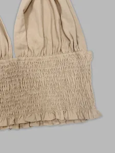 Detailopname van het gesmokte lijfje en de ruisrand van deze linnen bohemian boho-top