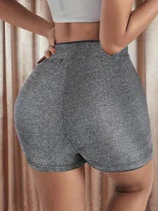Gros plan sur le short métallisé argenté brillant à taille haute montrant la texture du tissu
