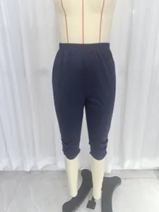Detailansicht der dunkelblauen Capri-Leggings mit komfortablem elastischem Bund für Damen