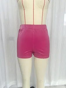 Detalle de shorts de PU rosa metalizado con textura brillante y un ajuste muy elástico
