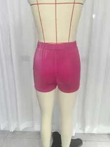 Vista posterior detallada de pantalones cortos ajustados de cuero PU rosa metalizado