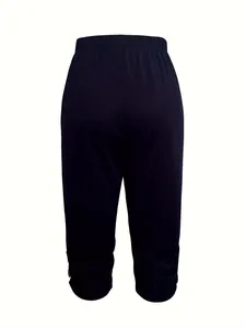 Rückansicht der lässigen Damen-Caprihose mit Gummizug und Knopfdetails am Saum