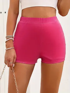 Vista detallada de los pantalones cortos de fiesta ajustados de talle alto rosa fucsia
