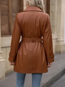Vista posterior detallada de una elegante gabardina de cuero PU marrón con cinturón