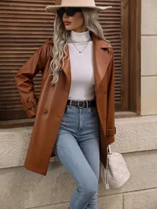Abrigo moderno de cuero PU marrón con cuello de solapa y botones de doble botonadura.