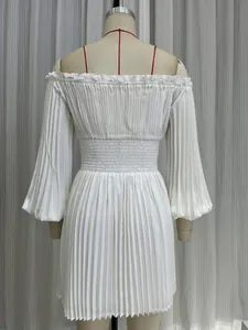 Vue arrière détaillée d'une robe plissée blanche à épaules dénudées et taille smockée