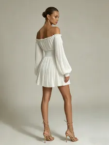 Vue arrière détaillée d'une mini-robe plissée blanche à épaules dénudées avec taille smockée
