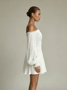 Robe blanche plissée chic à épaules dénudées avec taille smockée et manches longues.