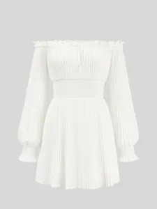 Vue détaillée d'une robe blanche plissée à épaules dénudées avec une taille smockée